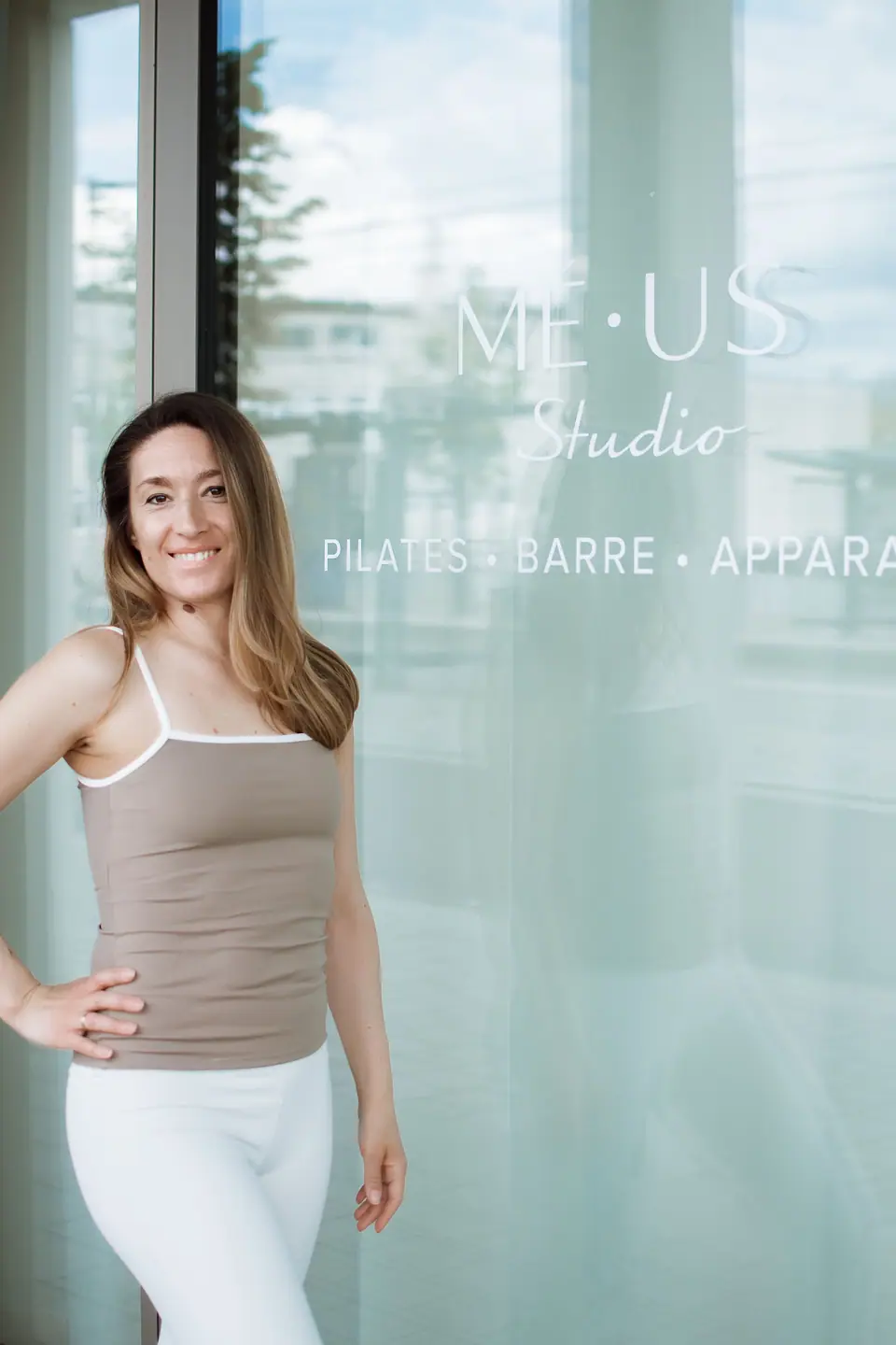 Anastasija Berg vor der Glasfront des MÉ·US Studios im Langen Anger in Heidelberg-Bahnstadt
