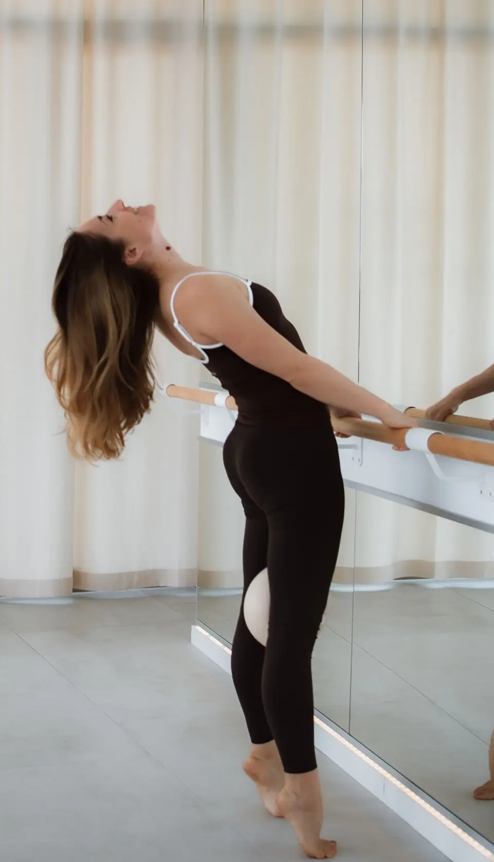 Rückbeuge an der Ballettstange: Anastasija Berg lässt Kopf und Haar weit nach hinten fallen