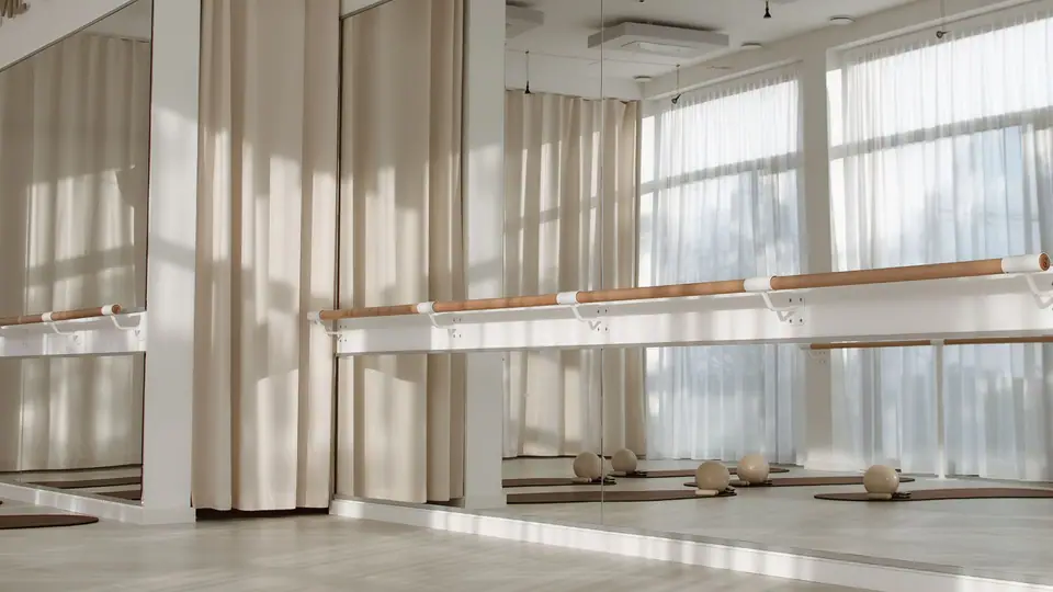 Ballettstangen und Spiegel im MÉ·US Studio in Heidelberg-Bahnstadt