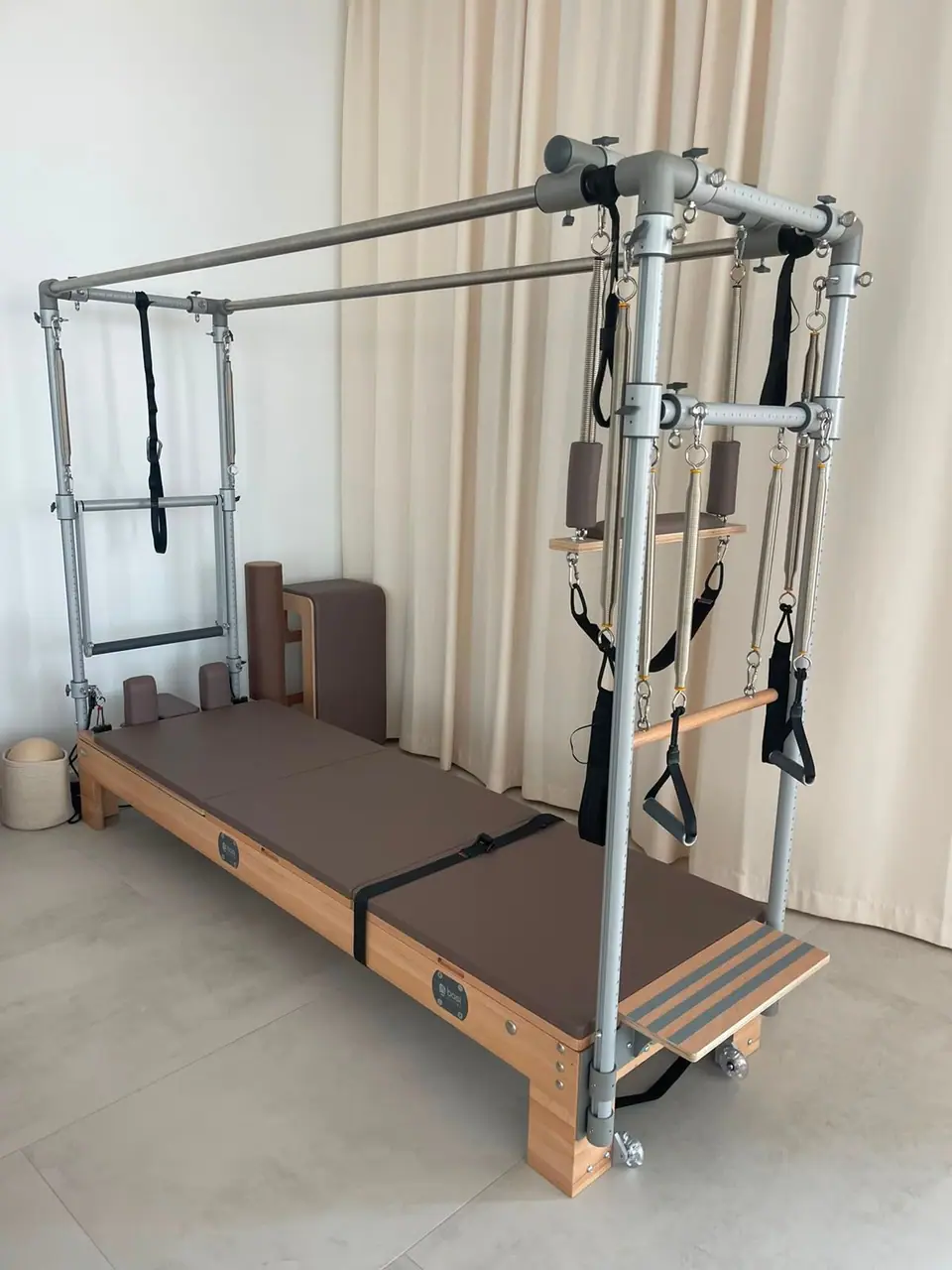 BASI Systems Cadillac mit Rahmen und Schlaufen im MÉ·US Studio