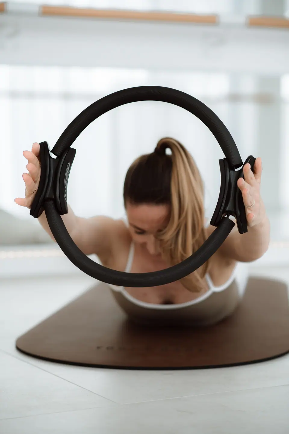 Pilates-Übung mit dem Magic Circle in Bauchlage auf der Matte, MÉ·US Studio Heidelberg