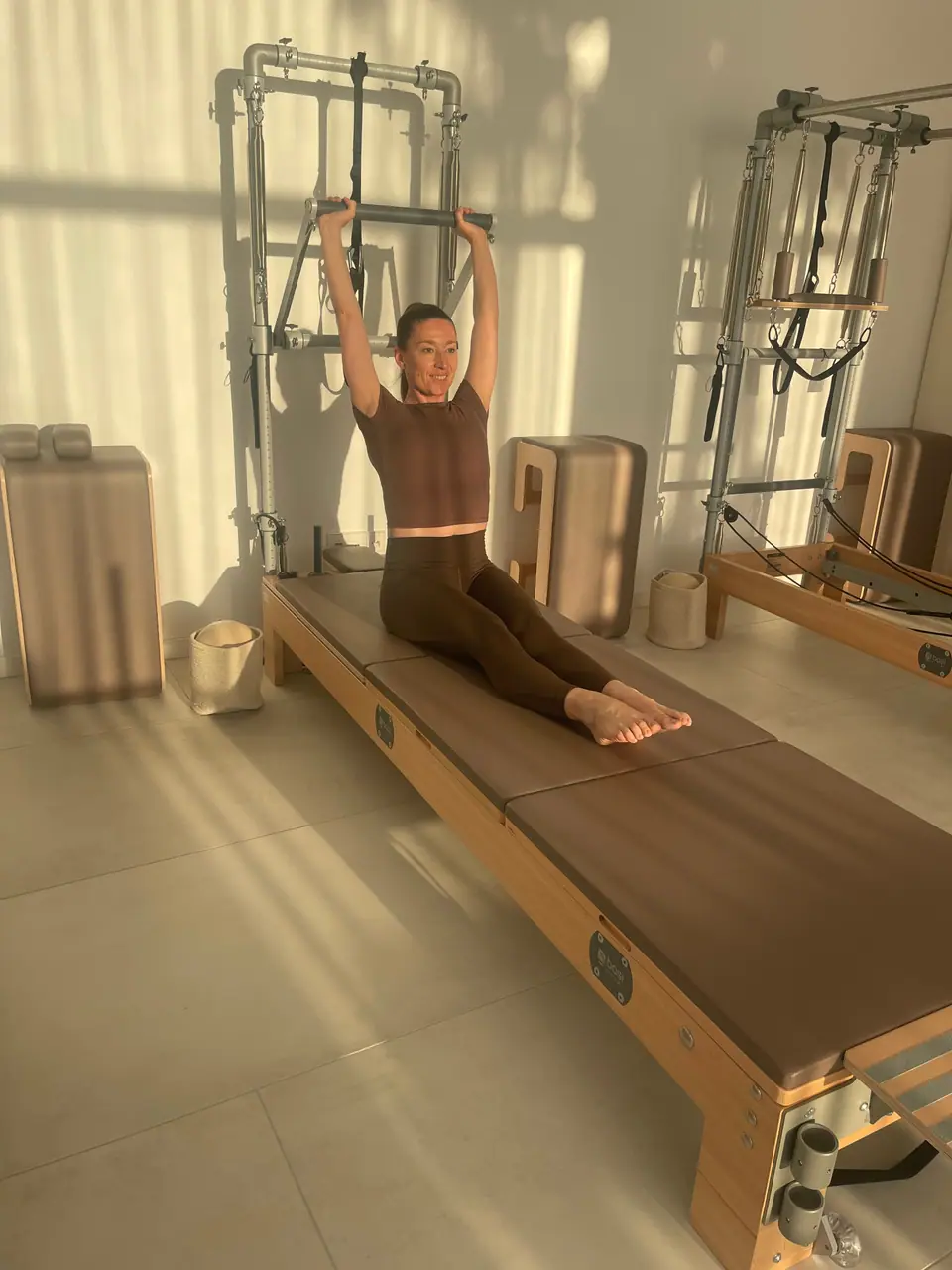 Anastasija Berg auf dem BASI Reformer im warmen Abendlicht, Reformer Pilates in Heidelberg-Bahnstadt